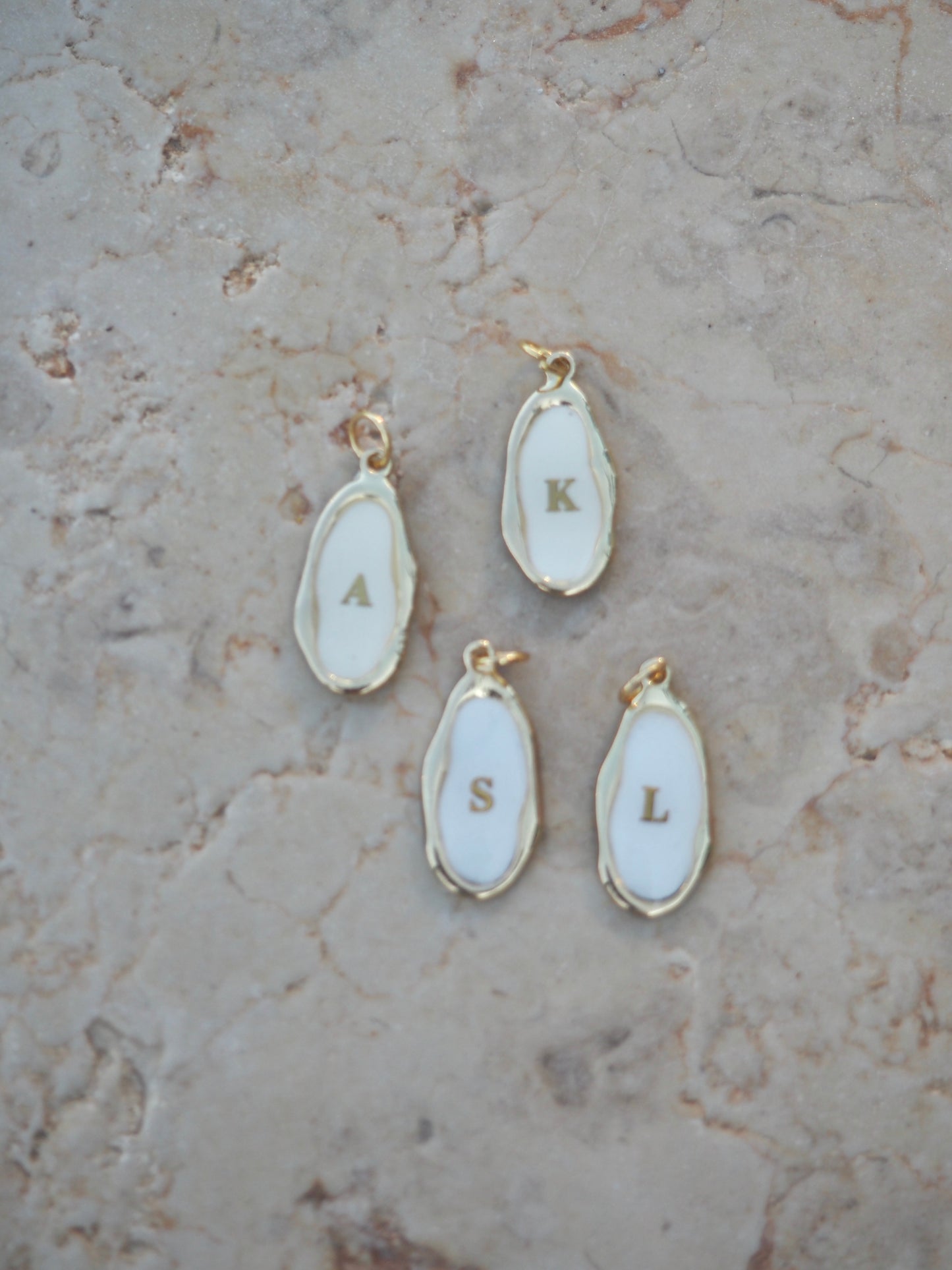 Buchstaben Anhänger wellig